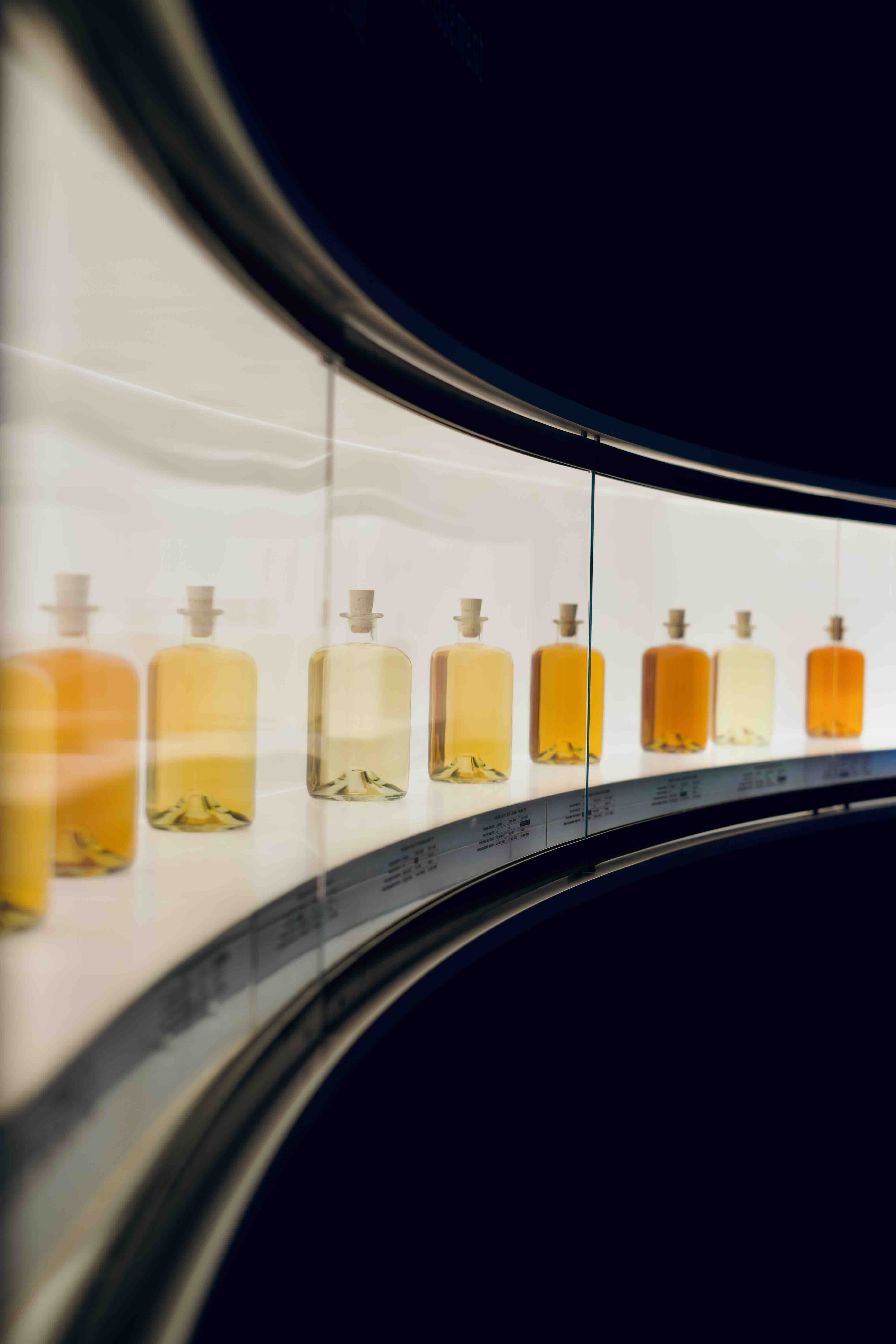 Port de plaisance avec yachts et bateaux amarrés